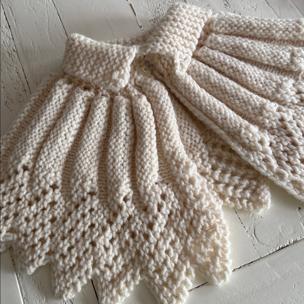 🎀0/12m vintage Cream Knit Ruffled Collar or baby poncho/cape buttoned
